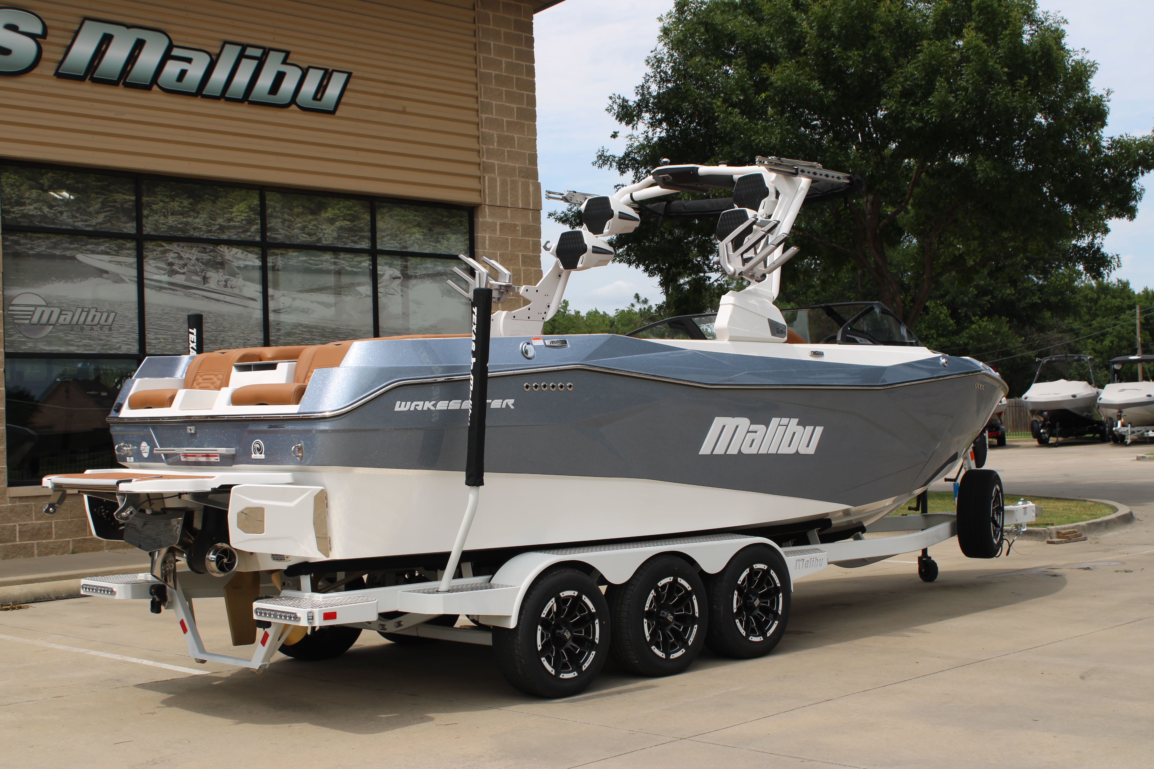 2025 Malibu 26 LSV Icon